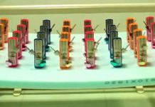 72 metrónomos entrando en perfecta sincronía